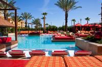 ein Pool in einem Resort mit Stühlen und Palmen in der Unterkunft Golden Nugget Biloxi in Biloxi