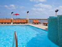 einen Swimmingpool auf dem Dach eines Hotels in der Unterkunft Golden Nugget Biloxi in Biloxi