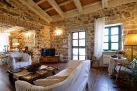 A television and/or entertainment centre at Villa in Campagna con Piscina Privata