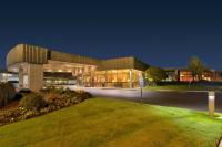 un gran edificio con muchas ventanas por la noche en Red Lion Hotel Coos Bay, en Coos Bay