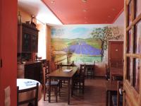 Restaurant ou autre lieu de restauration dans l&#39;&eacute;tablissement Hotel De Provence