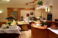 una cocina con dos mesas con comida. en Hotel Payerbacherhof, en Payerbach