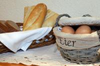 una cesta de pan y huevos sobre una mesa en Hotel Payerbacherhof, en Payerbach