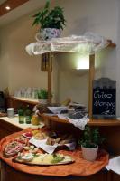 una mesa con un montón de diferentes tipos de comida en Hotel Payerbacherhof, en Payerbach