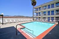 una gran piscina frente a un edificio en Motel 6-Fairfield, CA - Napa Valley, en Fairfield