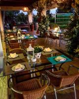 Quinta do Prado Verde في فيلار فورموسو: غرفة طعام مع طاولات وكراسي وطاولة مع طعام