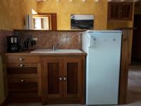 eine Küche mit einem weißen Kühlschrank und einer Spüle in der Unterkunft le gîte de viré in Viré