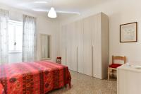 Posteľ alebo postele v izbe v ubytovaní Red & White Vatican Apartment