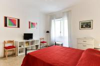 Televízia a/alebo spoločenská miestnosť v ubytovaní Red & White Vatican Apartment