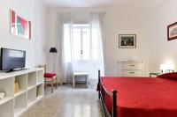 Televízia a/alebo spoločenská miestnosť v ubytovaní Red & White Vatican Apartment
