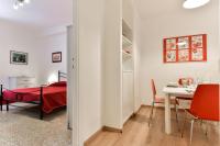 Posteľ alebo postele v izbe v ubytovaní Red & White Vatican Apartment