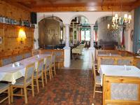 Reštaurácia alebo iné gastronomické zariadenie v ubytovaní Gastwirtschaft & Hotel Holzinger