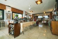 un restaurante con una barra y una mesa en una habitación en Hotel Ristorante Stella, en Palestrina