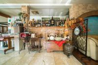 una habitación con una pared llena de botellas en Hotel Ristorante Stella, en Palestrina