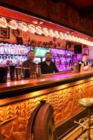 BräckeにあるJämtkrogen Hotellの二人の男がバーに座っている