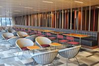 a row of tables and chairs in a restaurant at Wyndham Garden Ribeirão Preto Convention in Ribeirão Preto