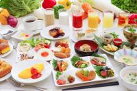 a table filled with plates of food and drinks at Hotel Epinard Nasu in Nasu