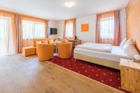 Łóżko lub łóżka w pokoju w obiekcie Hotel Künstleralm