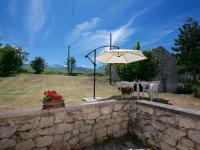 A garden outside Val Giardino Vintage Cottage