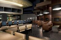 un restaurante con barra con sillas y mesas en Hyatt Regency New Orleans, en Nueva Orleans