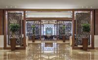 um lobby de hotel com uma mesa e cadeiras em Jabal Omar Hyatt Regency Makkah em Meca