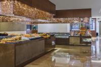 um buffet com muitos tipos diferentes de comida em Jabal Omar Hyatt Regency Makkah em Meca