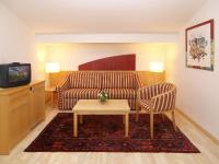 Televízia a/alebo spoločenská miestnosť v ubytovaní Gastwirtschaft & Hotel Holzinger