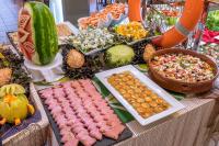 Un buffet de diferentes tipos de comida en una mesa. en Sumus Hotel Stella and Spa 4S Adults Recommended, en Pineda de Mar
