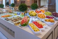 Un buffet con muchos tipos diferentes de frutas y verduras. en Sumus Hotel Stella and Spa 4S Adults Recommended, en Pineda de Mar