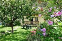 a house with a picnic table in a yard with flowers at Casa Seez in Saint-Pierre