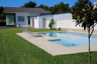 Bazén v ubytovaní Casa rural con piscina Viña de Millan alebo v jeho blízkosti