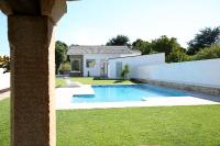 Bazén v ubytovaní Casa rural con piscina Viña de Millan alebo v jeho blízkosti