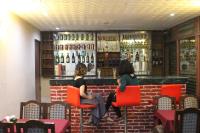 zwei Frauen sitzen in orangenen Stühlen an einer Bar in der Unterkunft Hotel Pomelo House in Kathmandu