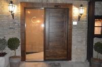 eine Holztür vor einem Gebäude in der Unterkunft La Cantinella in Ostra