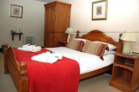 ein Schlafzimmer mit einem Bett mit einer roten Decke in der Unterkunft Old Post Office in Shrewsbury
