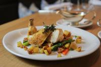 een bord eten met kip en groenten op een tafel bij Krone - das Gasthaus in Kirchhofen