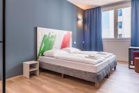 Un dormitorio con una cama en una habitación con cortinas azules. en a&amp;o Hostel Venezia Mestre, en Mestre