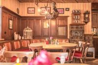 Un comedor con mesa y sillas en Hotel Arthus, en Aulendorf