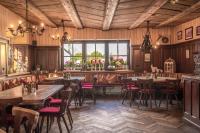 Un restaurante con paredes de madera y mesas y sillas. en Hotel Arthus, en Aulendorf