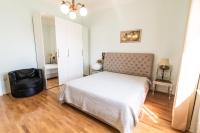 Posteľ alebo postele v izbe v ubytovaní Penthouse And Piano Nobile PRKG WiFi Garden Near Beach Away From Roads
