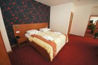 Łóżko lub łóżka w pokoju w obiekcie Hotel Vega