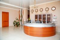 un vestíbulo con un mostrador con relojes en la pared en Respect Hotel, en Pavlodar