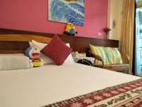 a bedroom with a large white bed and pink walls at 巧緣民宿11人包棟 in Hualien City