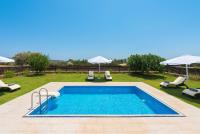 Bazén v ubytování MarySol Luxury Villa nebo v jeho okolí