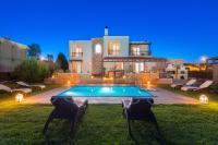 Bazén v ubytování MarySol Luxury Villa nebo v jeho okolí