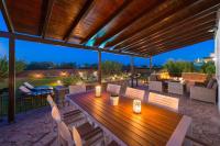 Bazén v ubytování MarySol Luxury Villa nebo v jeho okolí