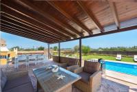 Bazén v ubytování MarySol Luxury Villa nebo v jeho okolí
