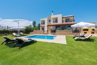 Bazén v ubytování MarySol Luxury Villa nebo v jeho okolí
