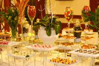 ホーチミン・シティにあるVien Dong Hotel - Near Bui Vien Walking Streetのペストリーやその他のデザートを盛り付けたテーブル