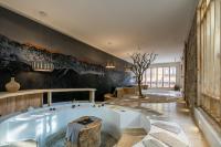 シャングリラ市にあるShangri-La Karesansui Hotelの広い客室で、中央にバスタブが付いています。